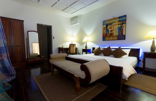 Port Louis Casa | 10 habitaciones en una hermosa villa con piscina y bar con una mesa dhote