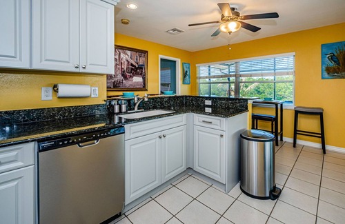 Bay Crest Park Casa | 9-ft Billiards - Easy Access to Tampa Bay - Hot Tub - Kayaking into nature