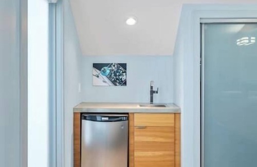 Kensington Casa | 9 Guests | King Bed | Pin Ball | BBQ | Piano