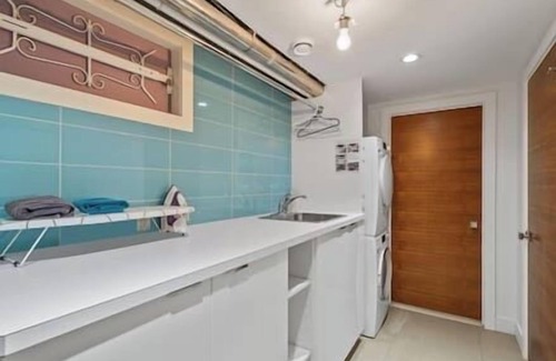 Kensington Casa | 9 Guests | King Bed | Pin Ball | BBQ | Piano