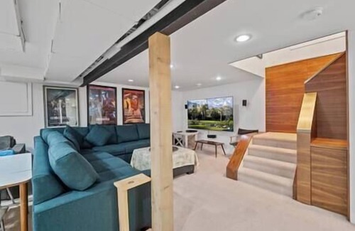 Kensington Casa | 9 Guests | King Bed | Pin Ball | BBQ | Piano