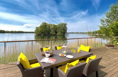 Lechlade Casa | 9 Huntsman's Causeway, Lakes by Yoo