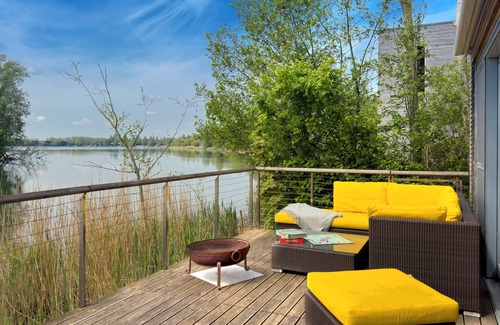 Lechlade Casa | 9 Huntsman's Causeway, Lakes by Yoo