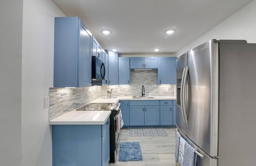 Galveston Apartamento | 9 Mi to Crystal Beach: Pet-Friendly Apt w/ Balcony