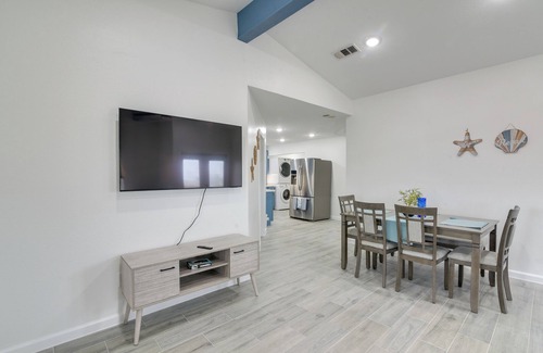 Galveston Apartamento | 9 Mi to Crystal Beach: Pet-Friendly Apt w/ Balcony