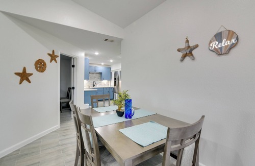 Galveston Apartamento | 9 Mi to Crystal Beach: Pet-Friendly Apt w/ Balcony
