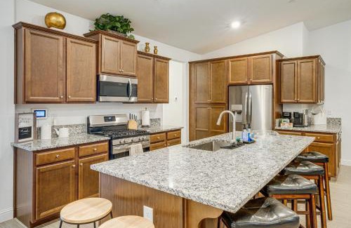 Greenacres Casa | 9 Mi to Dtwn Bakersfield Pet-Friendly Home