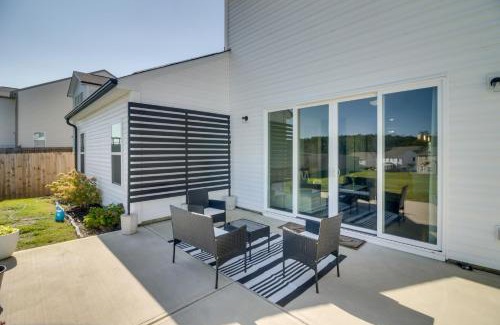 Mount Holly Casa | 9 Mi to Natl Whitewater Center! Sleek Family Home