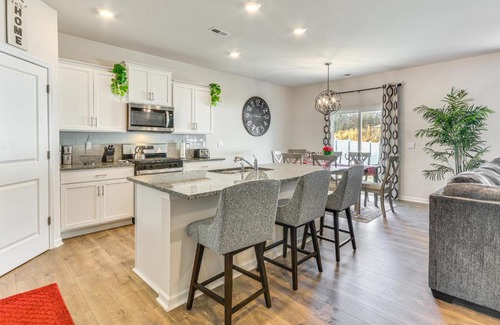 Winston - Salem Casa | 9 Mi to Old Salem Spacious Family Home with Yard!