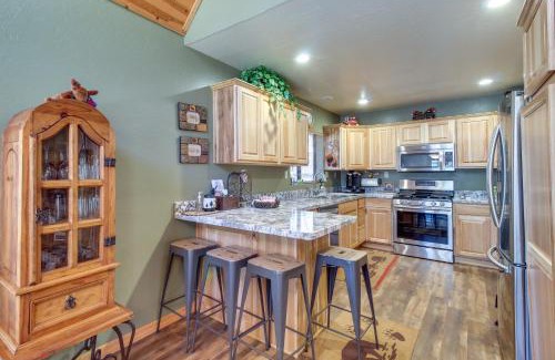 Pinetop Casa | 9 Mi to Rainbow Lake Woodsy Pinetop Cabin with Deck