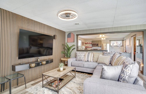 Howards Grove Casa | 9 Mi to Shore: Home w/ Hot Tub in Howards Grove!