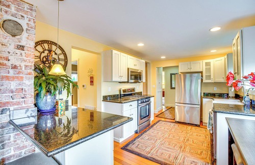 Milton Casa | 9 Mi to Tacoma: Home w/Deck in Milton!
