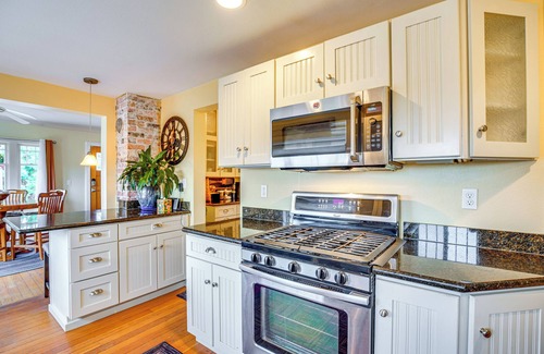 Milton Casa | 9 Mi to Tacoma: Home w/Deck in Milton!