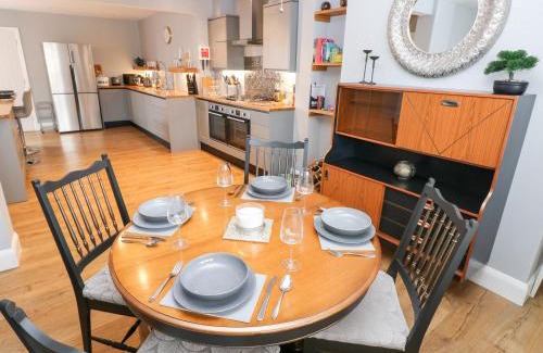 Roch Casa | 9 Pilgrims Way