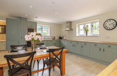 Edith Weston Cabaña | 9 RECTORY LANE, pet friendly, with a garden in Edith Weston