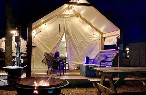 Fentress Casa | # 9 Son's River Ranch - Glamping Cabin w/ 2 Queen Beds