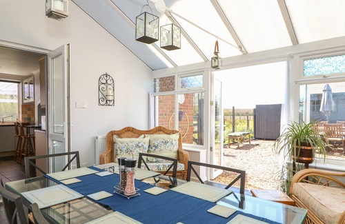 Spalding Cabaña | 9 TYDD LOW ROAD, family friendly, with open fire in Tydd St Mary