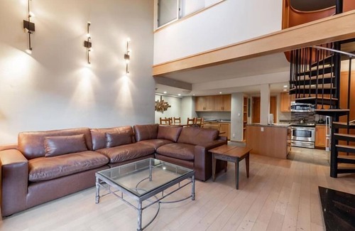 Vail Apartamento | Loft de 3 dormitorios en Heart of Vail Village, piscina al aire libre, bañera de hidromasaje, estacionamiento en garaje