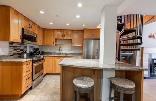 Vail Apartamento | Loft de 3 dormitorios en Heart of Vail Village, piscina al aire libre, bañera de hidromasaje, estacionamiento en garaje