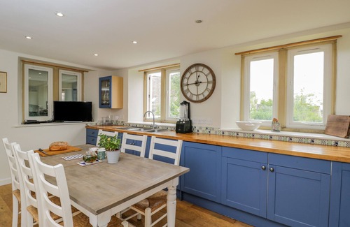 Gastard Cabaña | 9 VELLEY HILL, pet friendly, character holiday cottage in Corsham