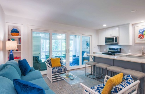 West Beach Village Villa | 90 Seconds to Beach! Fully Renovated Villa with Spacious Kitchen, Gorgeous Finishes & Screened Porch