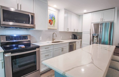 West Beach Village Villa | 90 Seconds to Beach! Fully Renovated Villa with Spacious Kitchen, Gorgeous Finishes & Screened Porch