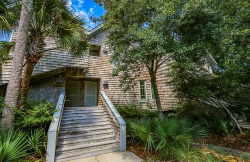 West Beach Village Villa | 90 Seconds to Beach! Fully Renovated Villa with Spacious Kitchen, Gorgeous Finishes & Screened Porch