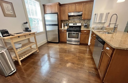 Elmhurst Condominio | 90+ Stay Modern Condo Near College/Hospital, W/D