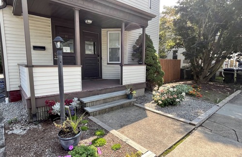 Elmhurst Condominio | 90+ Stay Modern Condo Near College/Hospital, W/D