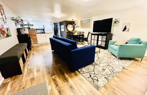Three Tree Point Apartamento | 900 Sqft Modern One Bedroom Close to Ocean/Airport with W/D and Private garage