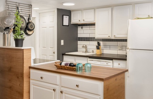 Three Tree Point Apartamento | 900 Sqft Modern One Bedroom Close to Ocean/Airport with W/D and Private garage