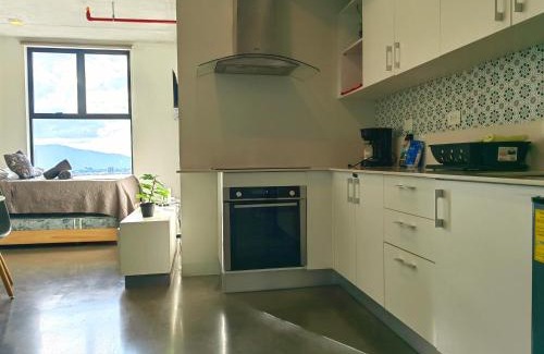 La California Apartamento | 906B URBN Barrio Escalante Estudio con Aire Acondicionado y Parqueo
