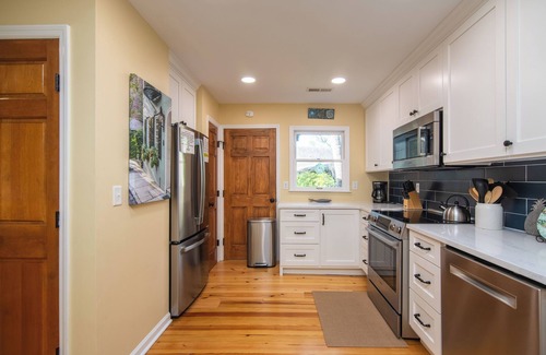 Ocean Ridge Cabaña | 907 Shelter Cove-Beautiful Cottage on Lagoon; Gated Community; Screened Porch