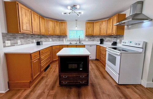 Bethlehem Casa | 91M: Renovated Bethlehem home with hot tub, firepit, large yard!, walk to restaurants