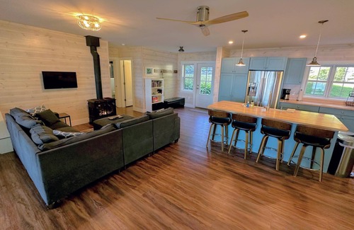 Whitefield Casa | 91WR Lake vibes and views at this waterfront home in the White Mountains! Dog Friendly!