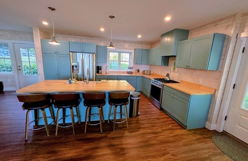 Whitefield Casa | 91WR Lake vibes and views at this waterfront home in the White Mountains! Dog Friendly!