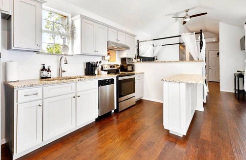 Alta Vista Casa | 921 W French Pl · Guest Casita with Colonial Decor 10 Mins to Alamo
