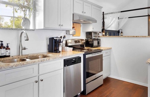 Alta Vista Casa | 921 W French Pl · Guest Casita with Colonial Decor 10 Mins to Alamo