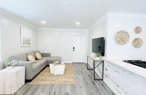 Pacific Beach Cabaña | 923-Sandbox- Beach Cottage With Parking!