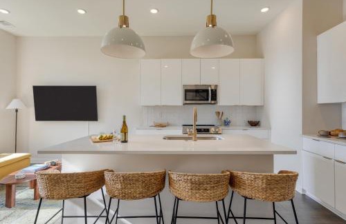 McFerrin Park Casa | 98 Degrees by AvantStay Covered Balcony Lounge Newly Built 4BDR Home