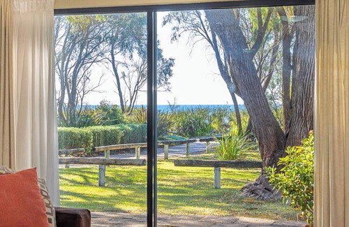 Broadwater Casa | 98 Steps to the Beach – 2BR Coastal Getaway