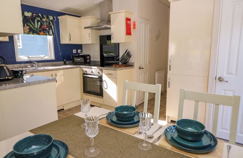 Felinfach Cabaña | 98 THE HERON, pet friendly, with a garden in New Quay