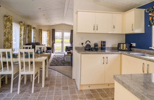 Felinfach Cabaña | 98 THE HERON, pet friendly, with a garden in New Quay