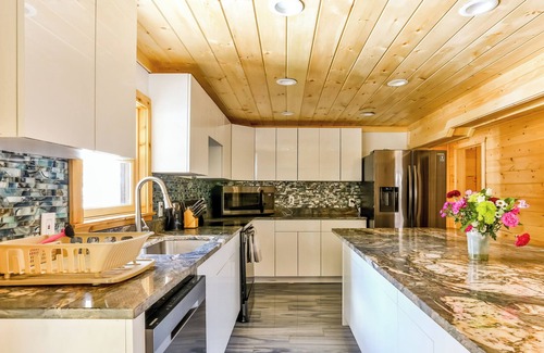 Hunter Casa | 9BR/5BR/Hottub/2 Saunas 6 min to Hunter on 30 private acres
