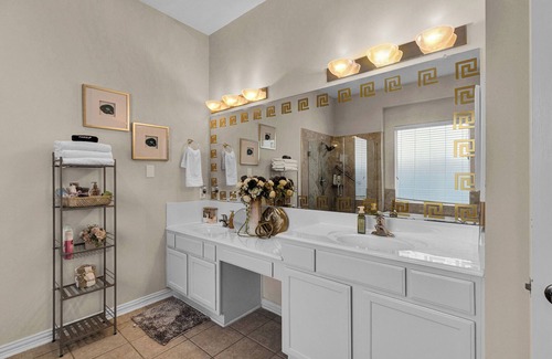 South Central Houston Casa | 9BRM/8Bath/Large Group/Jacuzzi/Hot Tub/GYM/ in Downtown