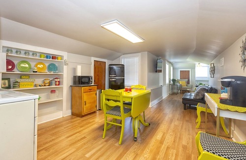 Bainbridge Apartamento | A 1 bedroom 1 futon1 bath upstairs of The HH & downstairs is separate to rent.