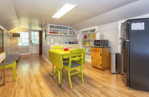 Bainbridge Apartamento | A 1 bedroom 1 futon1 bath upstairs of The HH & downstairs is separate to rent.