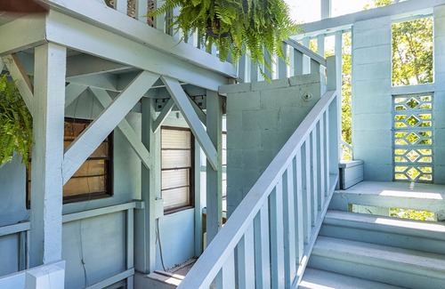 Bainbridge Apartamento | A 1 bedroom 1 futon1 bath upstairs of The HH & downstairs is separate to rent.