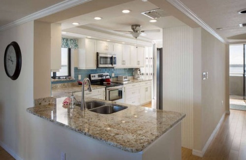 Sand Key Condominio | A "10" on 10 - Beachfront Condo w/180° Views of the Water & Private Balconies
