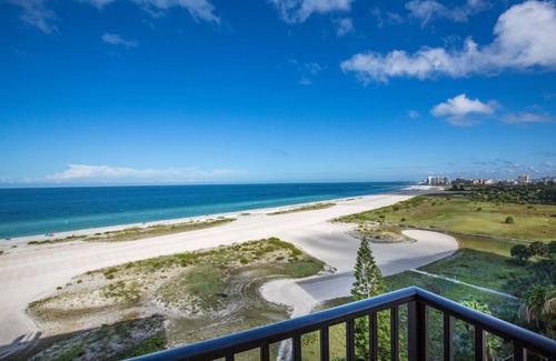 Sand Key Condominio | A "10" on 10 - Beachfront Condo w/180° Views of the Water & Private Balconies